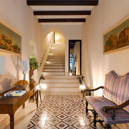 ホテル Palazzo Arone Dei Baroni Di Valentino パレルモ エクステリア 写真