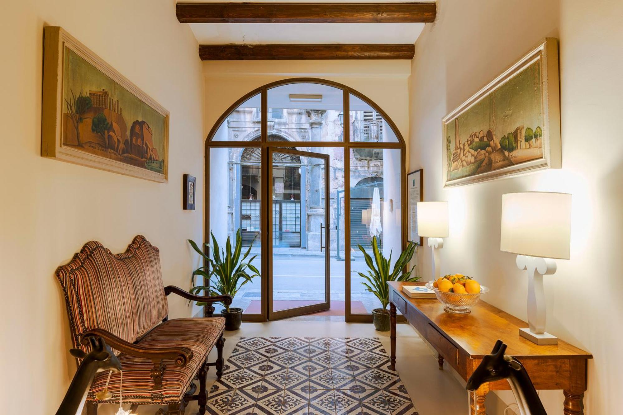 ホテル Palazzo Arone Dei Baroni Di Valentino パレルモ エクステリア 写真